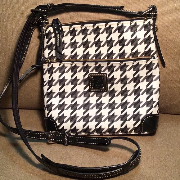 Dooney & Bourke Handbags - ♥️Dooney&Bourke♥️Coated Houndstooth Letter Carrier